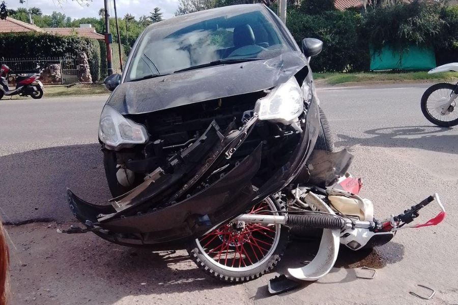 Espectacular accidente entre auto y moto en pleno centro de Funes: un herido